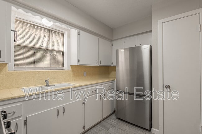 Building Photo - 818 University Ave