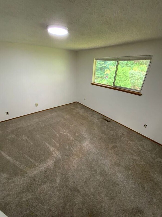 Building Photo - Fox Island home 3bdr 2 bath 2 car gar