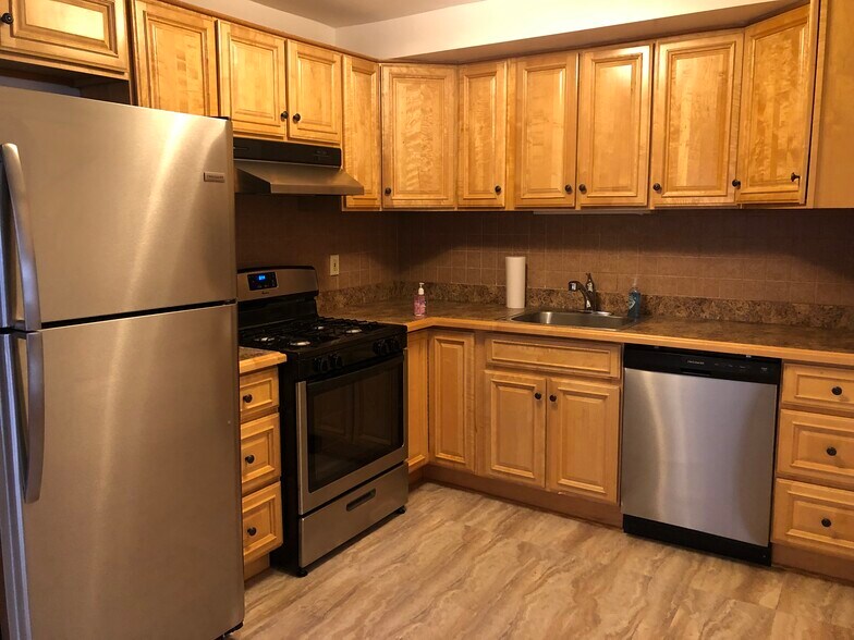 Building Photo - 557 Linden Ave
