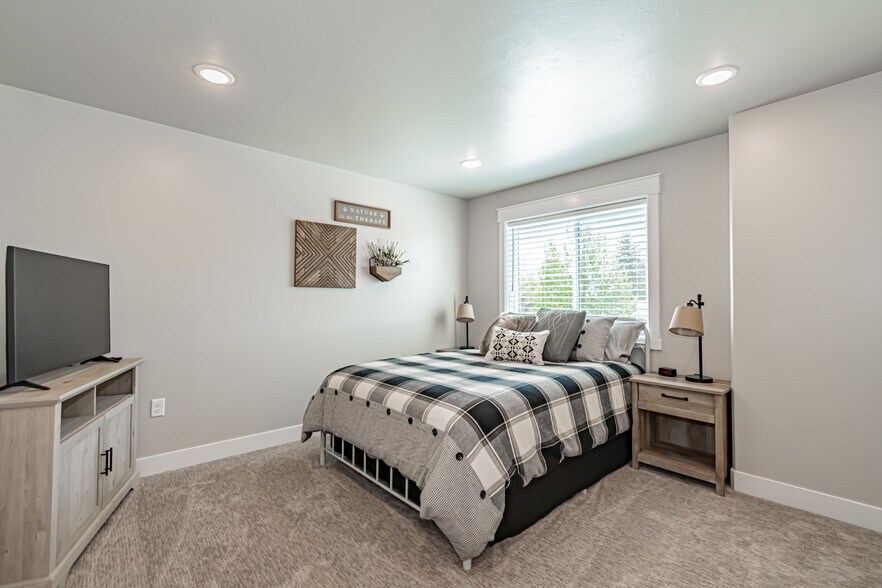 Building Photo - 380 S 3rd W