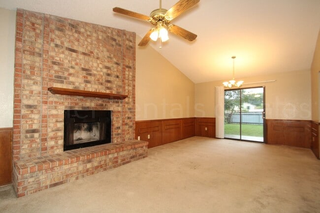 Building Photo - Perfect Two-Story