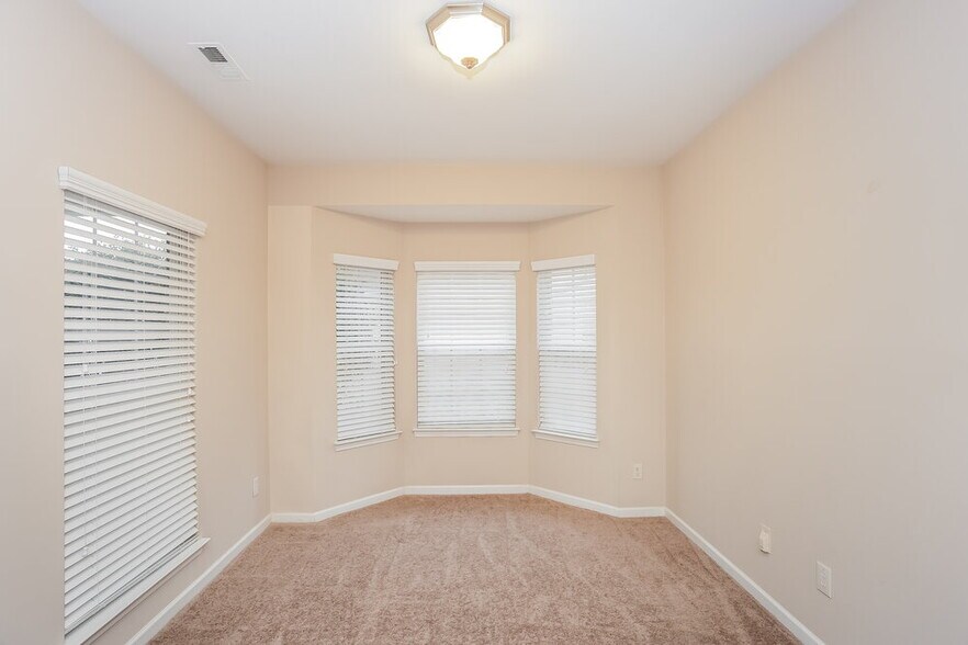 Building Photo - 6625 Courtland St