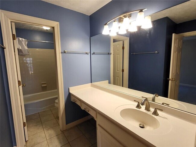 Building Photo - 2438 Kings Arms Dr