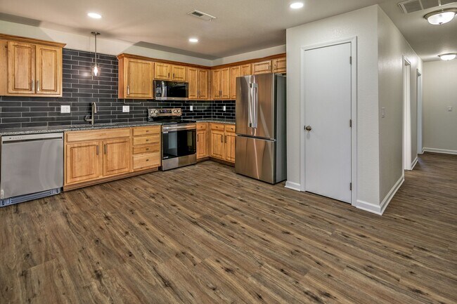 Building Photo - Stylish Belton Townhome | 3 Beds, 2 Baths,...