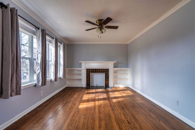 Building Photo - Adorable move in ready bungalow.