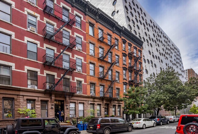Building Photo - 344 W 17th St