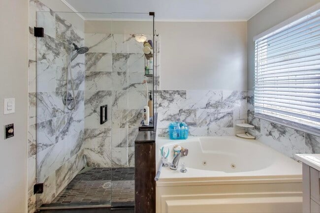 Building Photo - 9 Monroe Ct