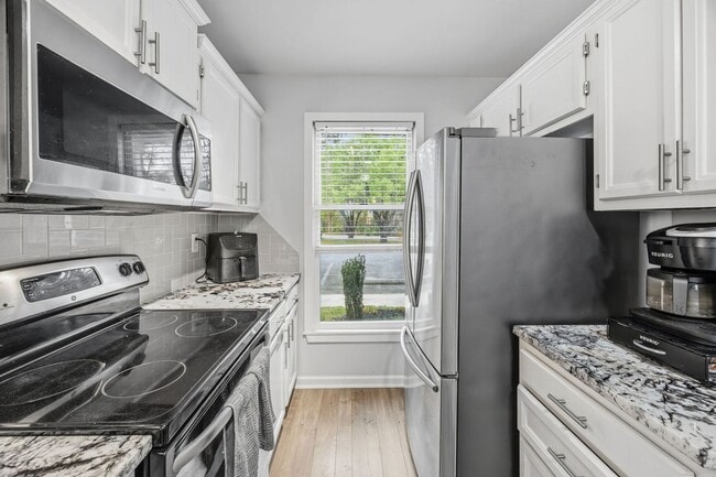Building Photo - Modern Comfort & Convenience in Regents Green Townhome