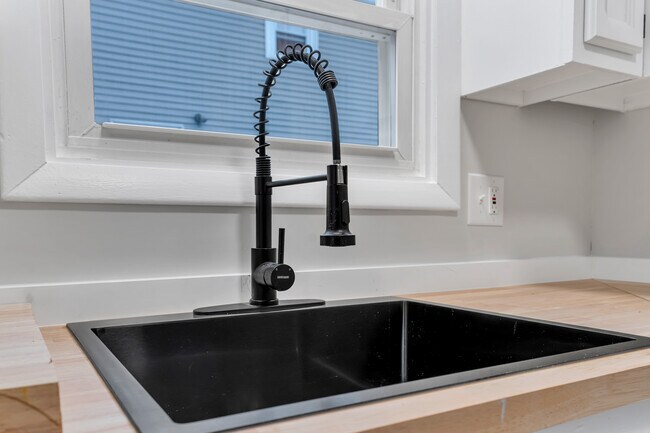 Building Photo - 105 Roosevelt St