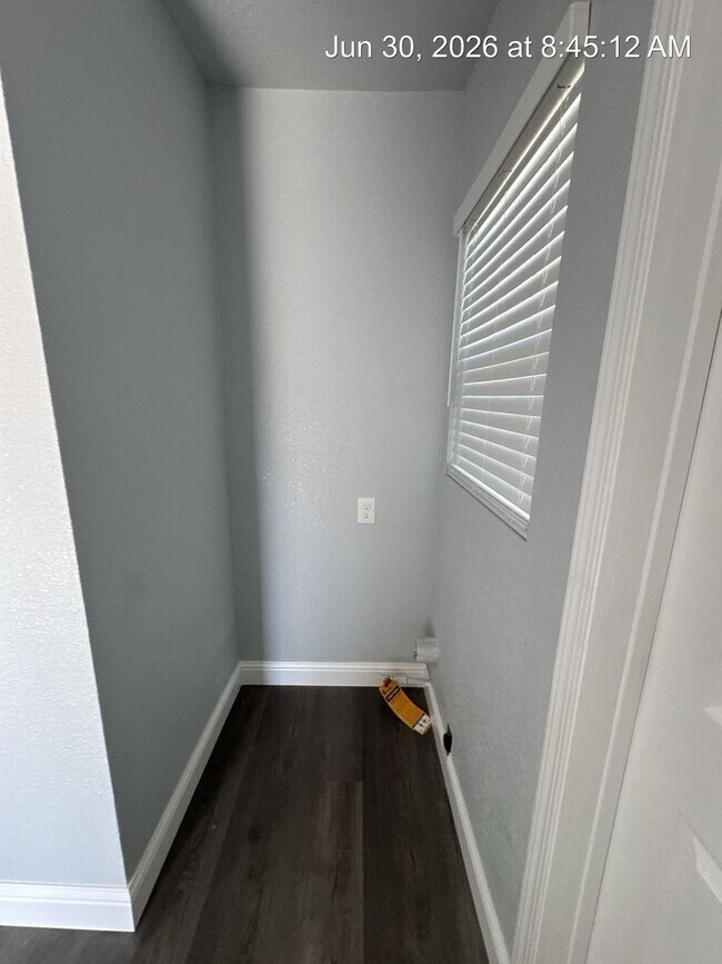 Building Photo - 2543