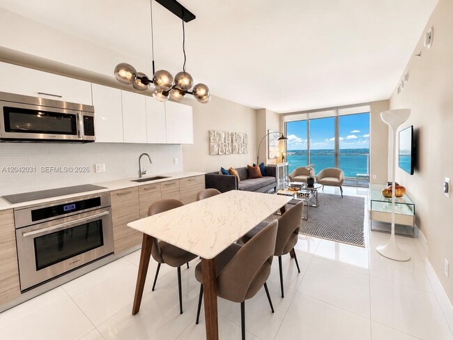 Building Photo - 1300 Brickell Bay Dr
