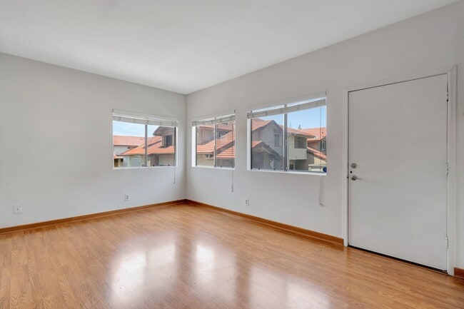 Building Photo - Thousand Oaks- Three Bedroom Condo