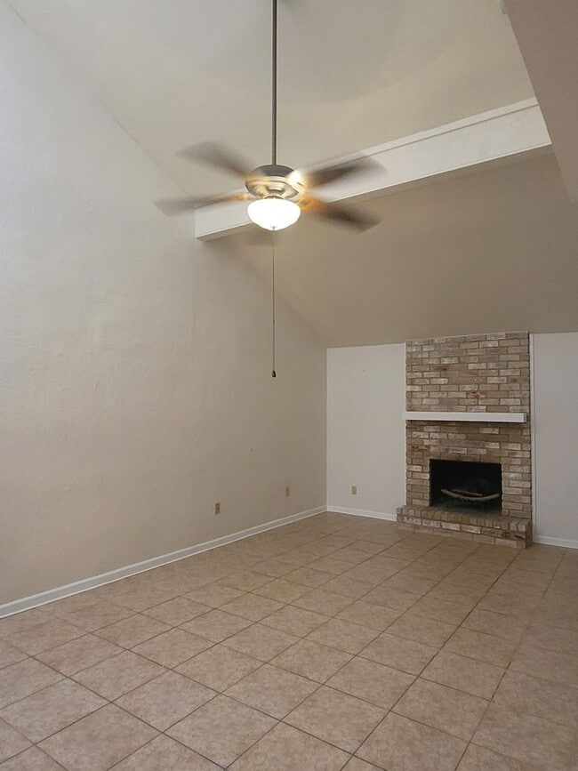 Building Photo - Havre Lafitte Townhouse off of 75th St. (6 blocks from Seawall)