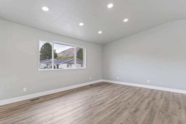 Building Photo - 579 6th St