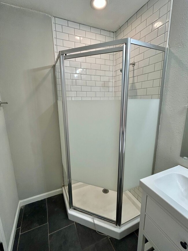 Building Photo - Great 3 bed 2 bath 1 car garage now available