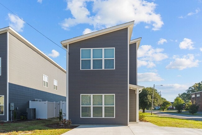 Building Photo - 2 Bedroom, 2.5 Bath Modern Duplex - Walkin...