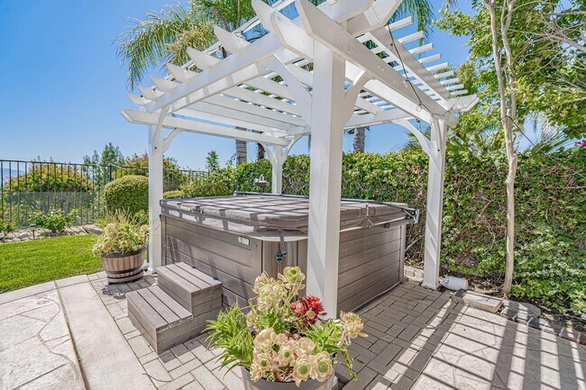 Building Photo - Expansive 5-Bedroom Home with Spa & Solar ...