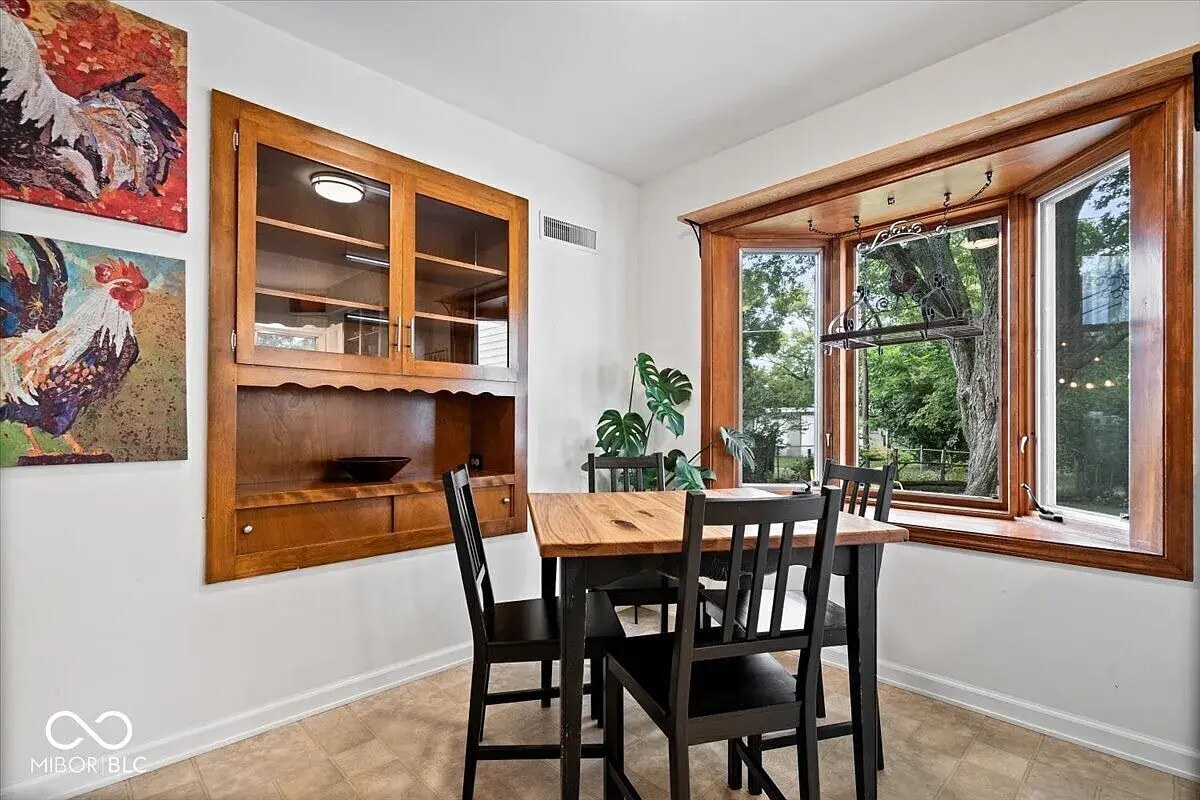 Building Photo - 636 S Broadway St