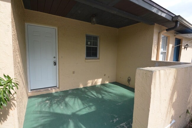 Building Photo - East Orlando 3/2 duplex. TILE FLOORS, Fresh paint, community pool!