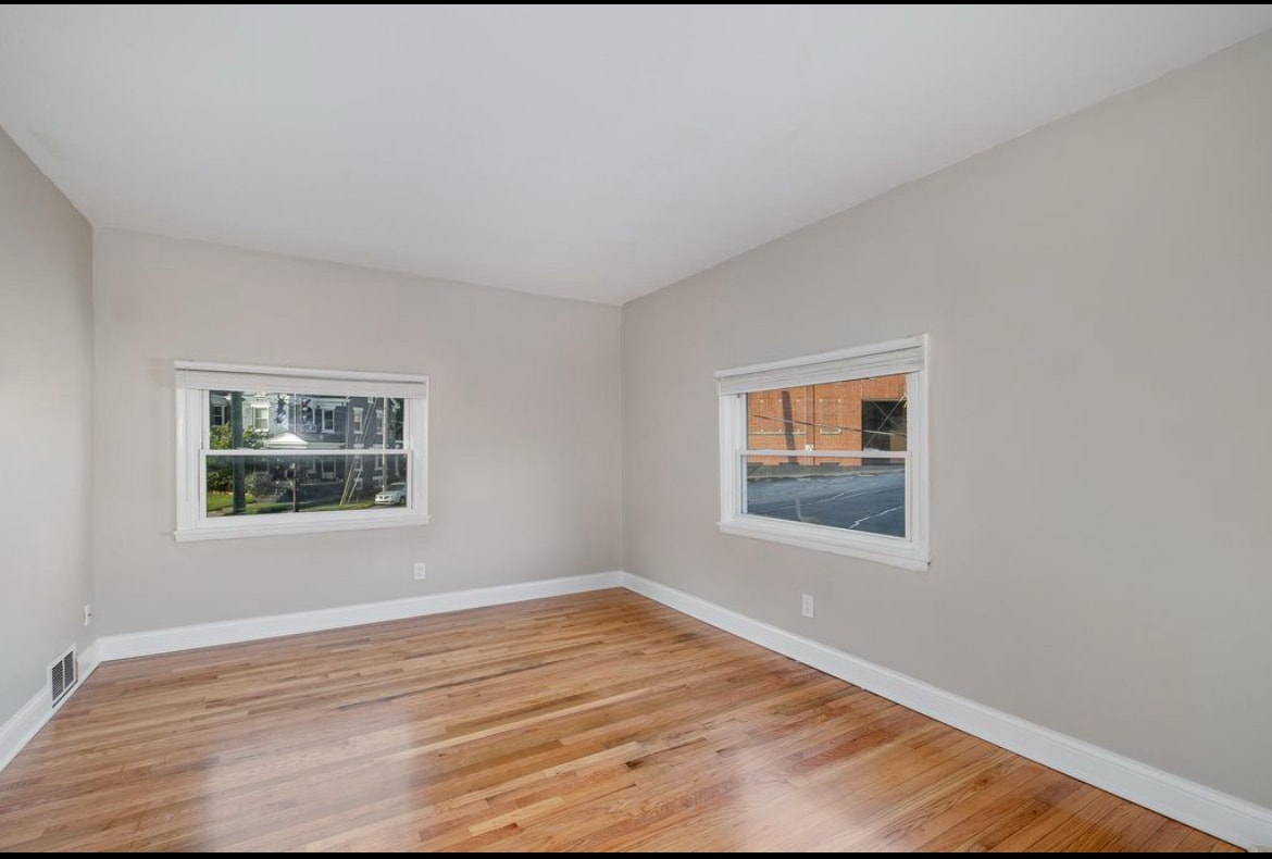 Building Photo - 117 1/2 Adela Ave