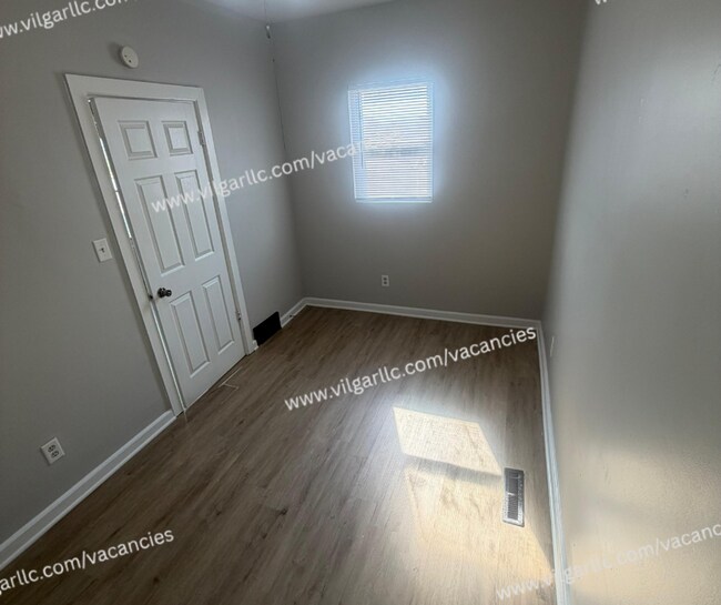 Building Photo - 4727 Sheffield Ave