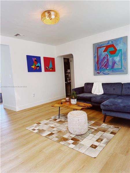 Building Photo - 1075 NE 120th St