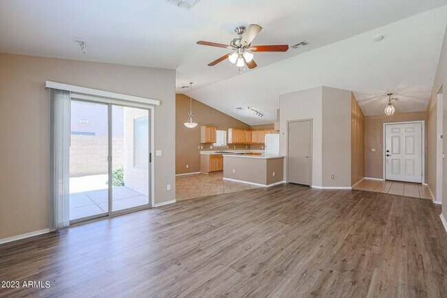 Building Photo - GREAT 3 bed, 2 bath home