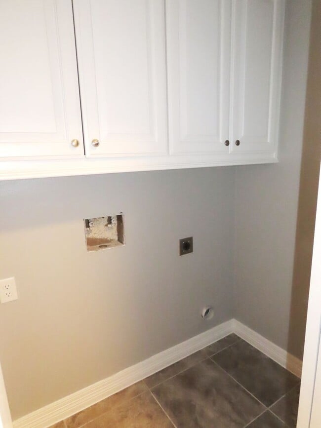 Building Photo - Beautiful 2 Bedroom, 2 Bath Duplex Near Ty...