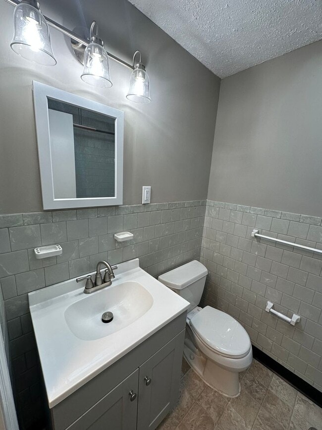 Building Photo - Beautifully Renovated 3-Bedroom Split-Leve...
