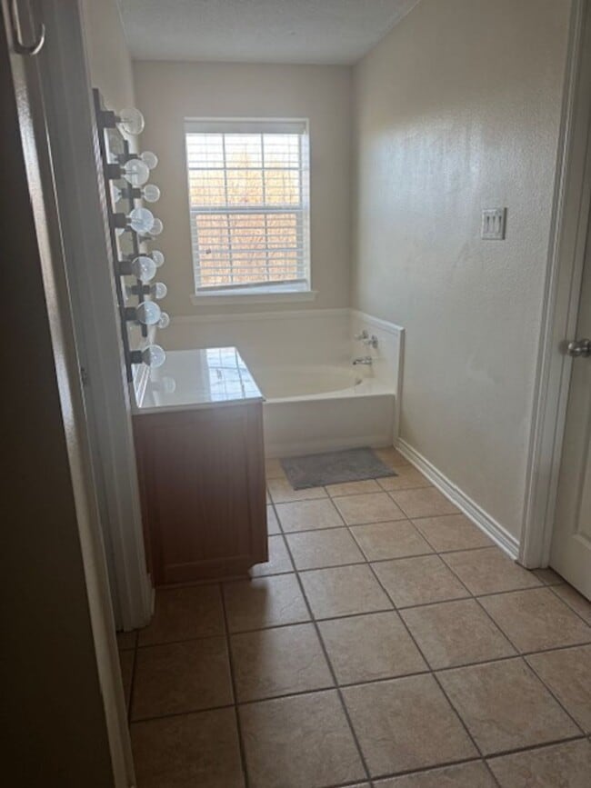 Building Photo - 3/2/2 Gated Community, Fenced Yard, Pool Access