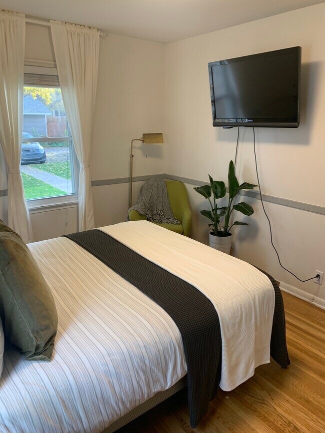 Building Photo - 3321 Bryant Ave S