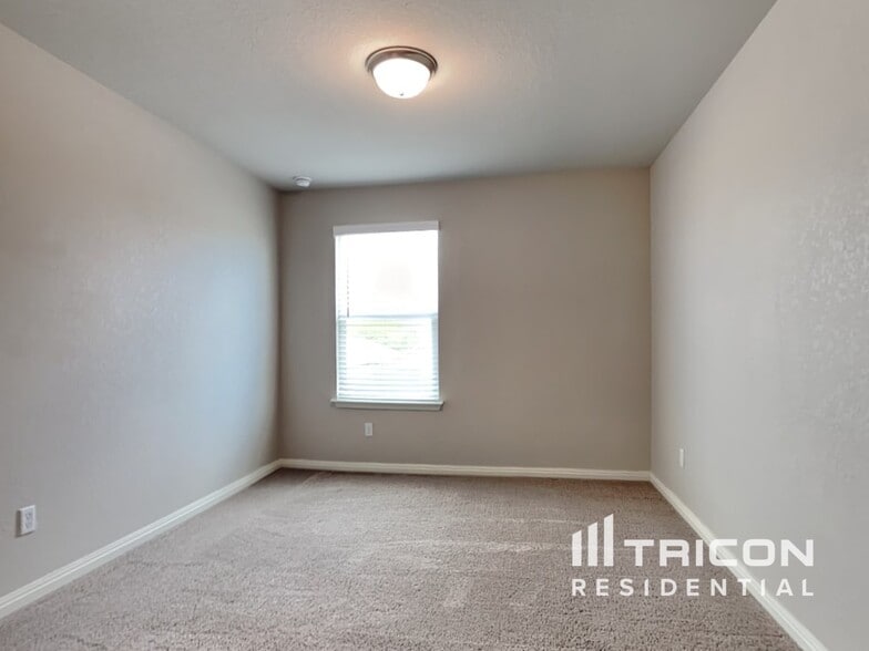 Building Photo - 13532 Emerson Wy