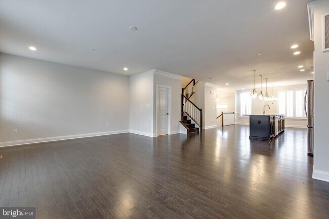 Building Photo - 8526 Pine Springs Dr