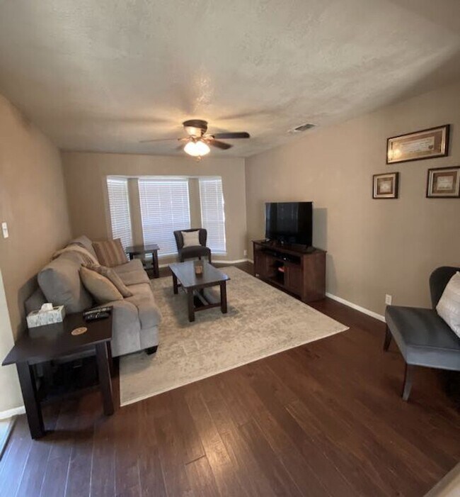 Building Photo - Beautiful 1 story - Great Central Location