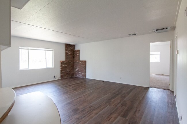 Building Photo - Spacious Manufactured Home!