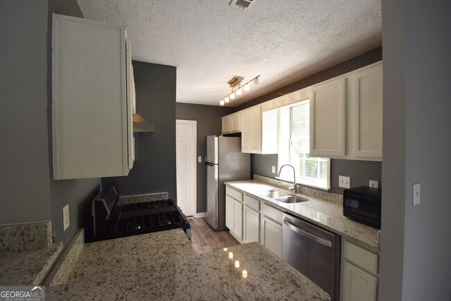 Building Photo - 700 S Fairfield Dr