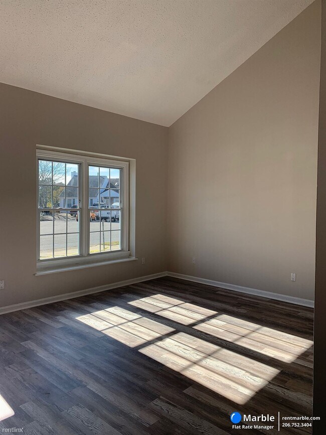 Building Photo - 3 br, 1 bath Townhome - 1426 Dighton Ct