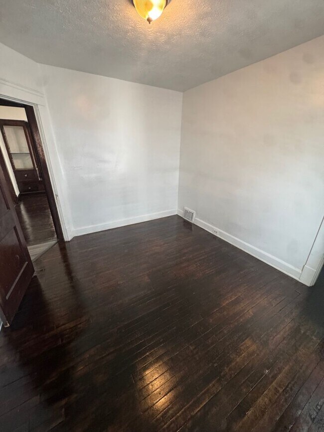 Building Photo - 2217 W 105th St