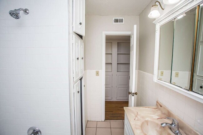 Building Photo - "Spacious 5-Bed Oasis with Granite Elegance & Hardwood Charm in Lubbock!"