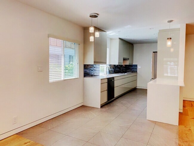 Building Photo - Charming, Remodeled 3-Bed / 3-Bath Home wi...