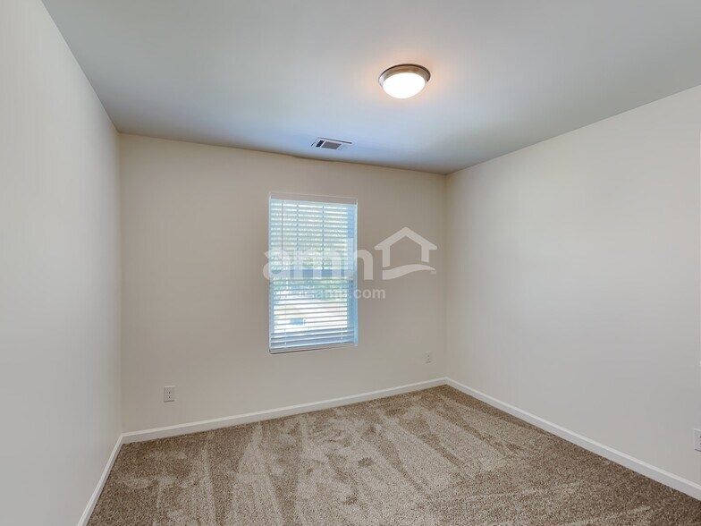 Building Photo - 290 Maxton Ave