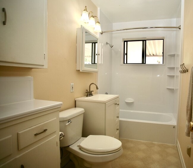 Building Photo - 3Br 1 Ba Country Charmer