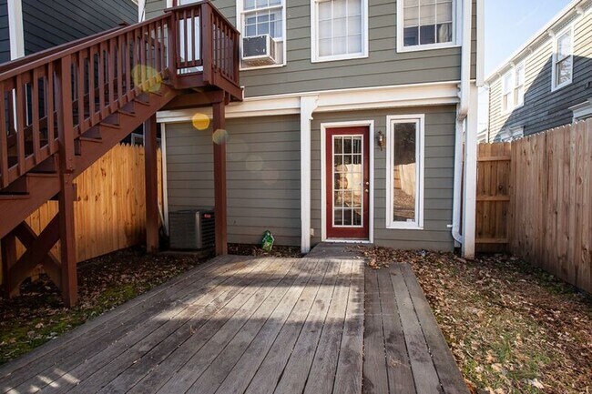 Building Photo - 1405 Charles St