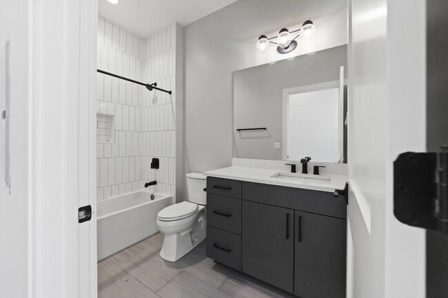 Building Photo - 0 bedroom in Chicago IL 60657