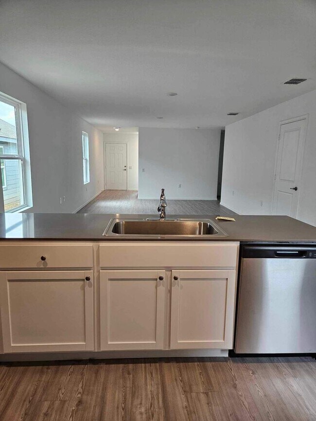 Building Photo - Welcome to Your Home in the Desirable Vida Subdivision!