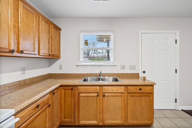 Building Photo - Minutes from Downtown Nashville!