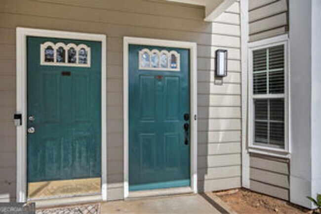 Building Photo - Like New! 2 bedroom 2 bathroom end unit co...