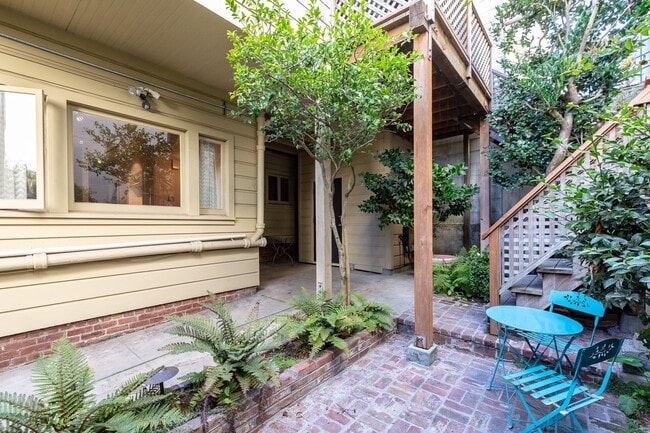Building Photo - Pacific Heights: Remodeled Garden Apartment w/ Shared Patio One Block from the Presidio