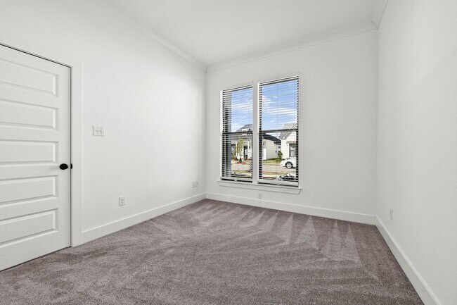 Building Photo - 4 bedroom, 2 bath home in the heart of Cen...