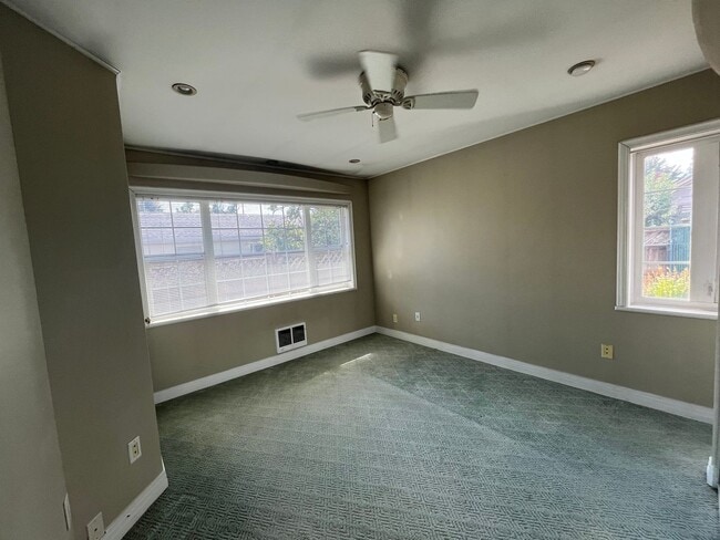 Building Photo - 4019 SE 66th Ave